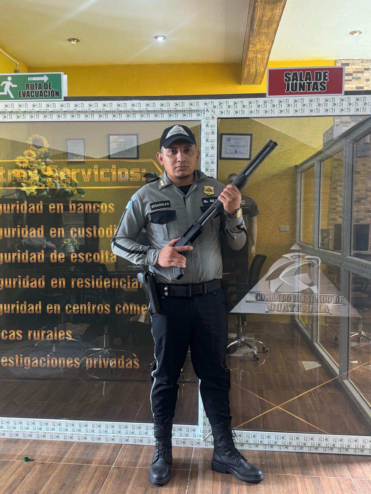 Agente de protección ejecutiva de Comando Blindado de Guatemala durante un servicio de escolta